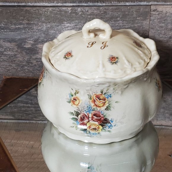 Ratauds, Covered Vegetable Serving Dish - 1960's England - Vanilla White w/ Ros - Picture 9 of 9